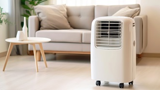 Condizionatore portatile beige davanti ad un divano